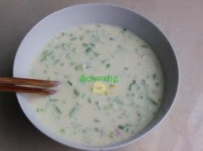 顺时针搅拌均匀，无颗粒状，有流动的面糊，水太多，煎的饼软香，不会酥脆，水太少，煎饼硬邦邦，很难吃。这个水一定要掌握好。