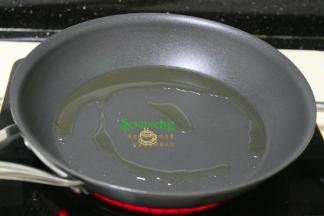炒锅辣椒的平底锅清洗干净，热锅，少许油，烧热。煎饼的锅底要平的，且无杂物，如果炒锅辣椒不清洗，容易煎糊。