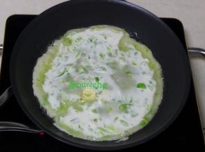 用勺子，把拌均的面糊倒入平底锅，从中间倒入，均匀摊开。一般二勺即可，太厚不酥脆，太薄，口感差。