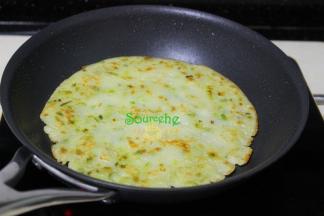 煎至微黄，用锅铲从一边铲开，翻转另外一面继续煎至微黄，或微微焦黄，焦黄的口感是酥脆可口。