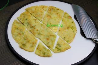 煎好的煎饼，放入砧板上，切成小块，方便吃的，切的时候能听到煎饼的咔嚓的脆香，太香了。