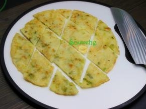 煎好的煎饼，放入砧板上，切成小块，方便吃的，切的时候能听到煎饼的咔嚓的脆香，太香了。