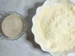 酵母加入水中融化，玉米面和中筋面粉混合均匀