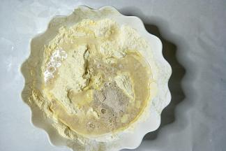 把酵母水倒入面粉中