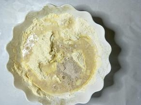 把酵母水倒入面粉中