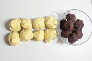 把面团和豆沙分别分成8等分