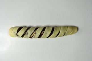 把面团反过来，卷起