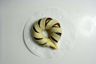 把两头捏在一起，把其余依次做好