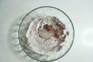 红曲米粉加入面粉混合均匀，倒入酵母水