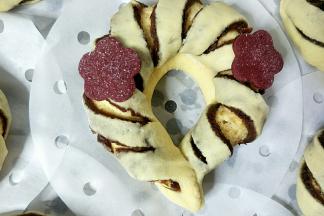 把花朵粘少量清水贴在花环上