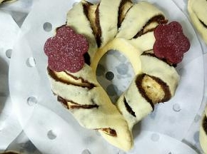 把花朵粘少量清水贴在花环上