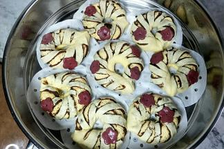 依次做好放入蒸屉，开小火5分钟后关火，发酵20分钟。时间仅作参考，具体发酵至面团略略变大，手感轻盈，手指轻按面团慢慢回弹即可。开大火，水开后再蒸20分钟左右。关火闷3分钟。