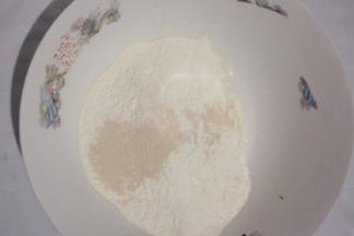 酵母加入面粉中搅拌均匀