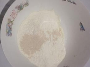酵母加入面粉中搅拌均匀