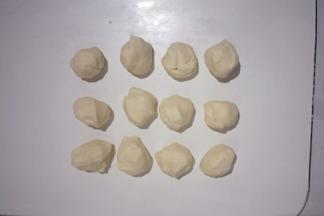 把面团分成12等份