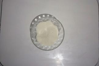 白糖加入面粉搅拌均匀