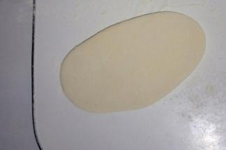 把面团擀成牛舌状