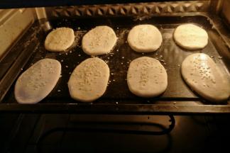 放入提前预热好的烤箱中层，上下火170度，约烤15分钟左右。