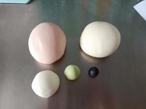 256克面团揉入红曲粉成粉色面团，20克面团揉入青汁粉成绿色面团，5克面团揉入竹炭粉成黑色面团，再揉出一份256克的白色面团，剩余的备用