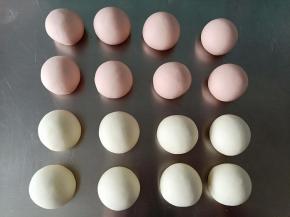 将粉色面团和白色面团分别平均分成8份，大概每份32克左右