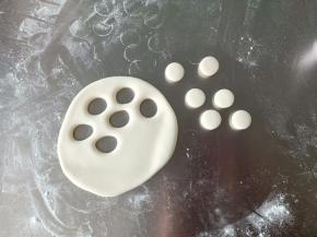 剩余白色面团擀薄片，利用模具压出圆形