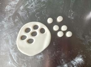 剩余白色面团擀薄片，利用模具压出圆形