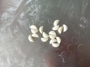 再从中间分开，做小熊的耳朵