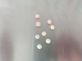 再揉几个白色小圆球做小熊鼻子