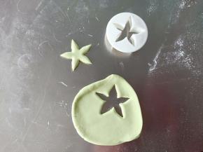 绿色面团擀薄片，用模具压出叶子的形状