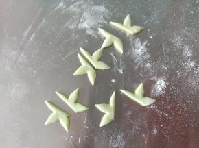 从中间切开(也可以不切，多压几个)
