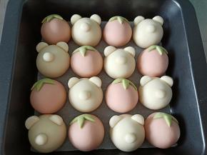 如图面团刷点牛奶，分别粘好