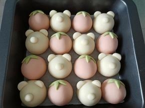 如图面团刷点牛奶，分别粘好