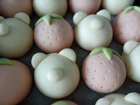 粉色面团用牙签戳一些小孔，营造草莓的既视感