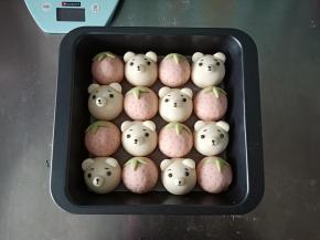 黑色面团做出小熊的五官