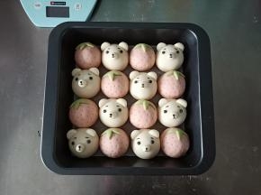黑色面团做出小熊的五官