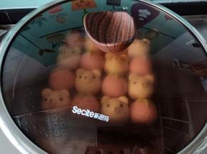 锅里放温水，将馒头放入锅中进行发酵，发酵至1.5倍大，轻按慢慢回弹就可以了