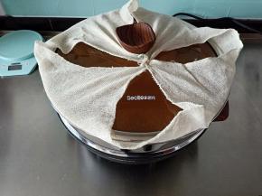 发酵完成后将玻璃锅盖包一块笼布防止蒸汽滴落到馒头上，开火，水开后计时，中火蒸12分钟左右后关火闷3分钟左右