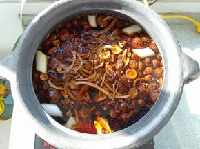 将排骨，茶树菇和葱姜蒜等调料一起放入砂锅，再加入没过排骨的开水，开小火慢炖