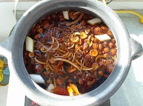 将排骨，茶树菇和葱姜蒜等调料一起放入砂锅，再加入没过排骨的开水，开小火慢炖