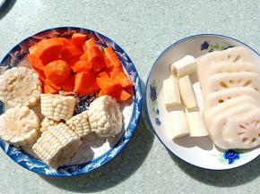 准备好配菜，玉米切块，胡萝卜切块，长山药切段，鲜藕切片