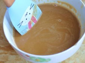 用微波炉加热1分钟，搅拌至红糖完全融化，晾凉备用。