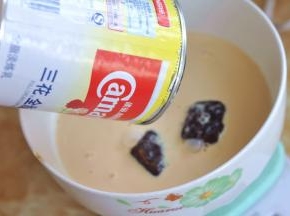 将红糖称量好，倒入淡奶。