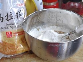 倒入马拉糕专用粉。