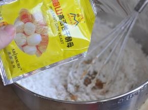 倒入酵母。