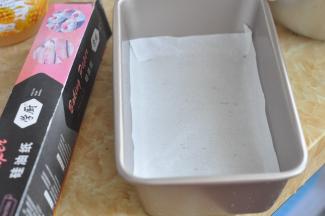 模具底部铺上油纸。