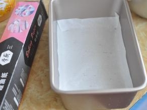 模具底部铺上油纸。