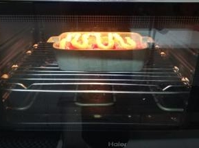 撒上适量芝士碎，放烤箱180度5分钟至芝士碎融化即可