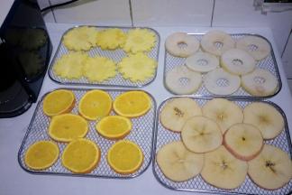 把水果洗净切成厚度为2mm左右的薄片