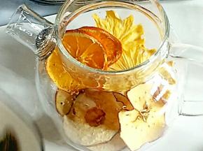 把果干根据自己喜欢的用量放在茶壶中