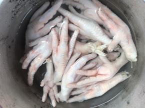 放入冷水锅中，大火煮沸，捞出沥干水分